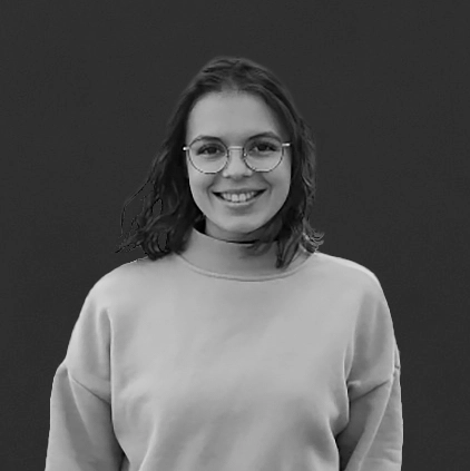 photo noir et blanc de la Chargée d'études environnement Lorène BAGARD