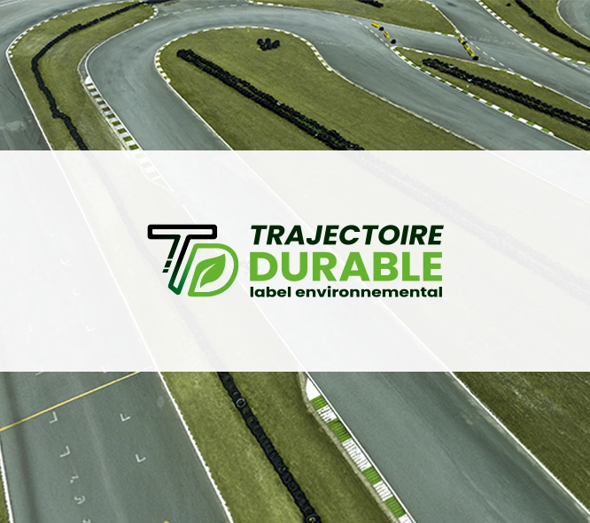 logo trajectoire durable sur fond de circuit de karting